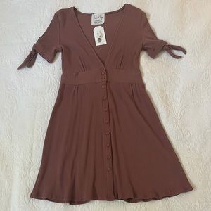 Sadie & Sage brand / boutique found mini mauve V-neck button down casual dress.